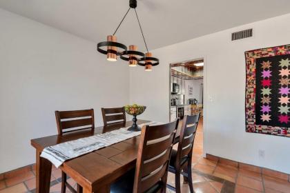 Stylish Scottsdale Home with Yard Pets Welcome - image 8