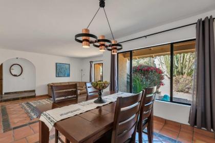 Stylish Scottsdale Home with Yard Pets Welcome - image 9