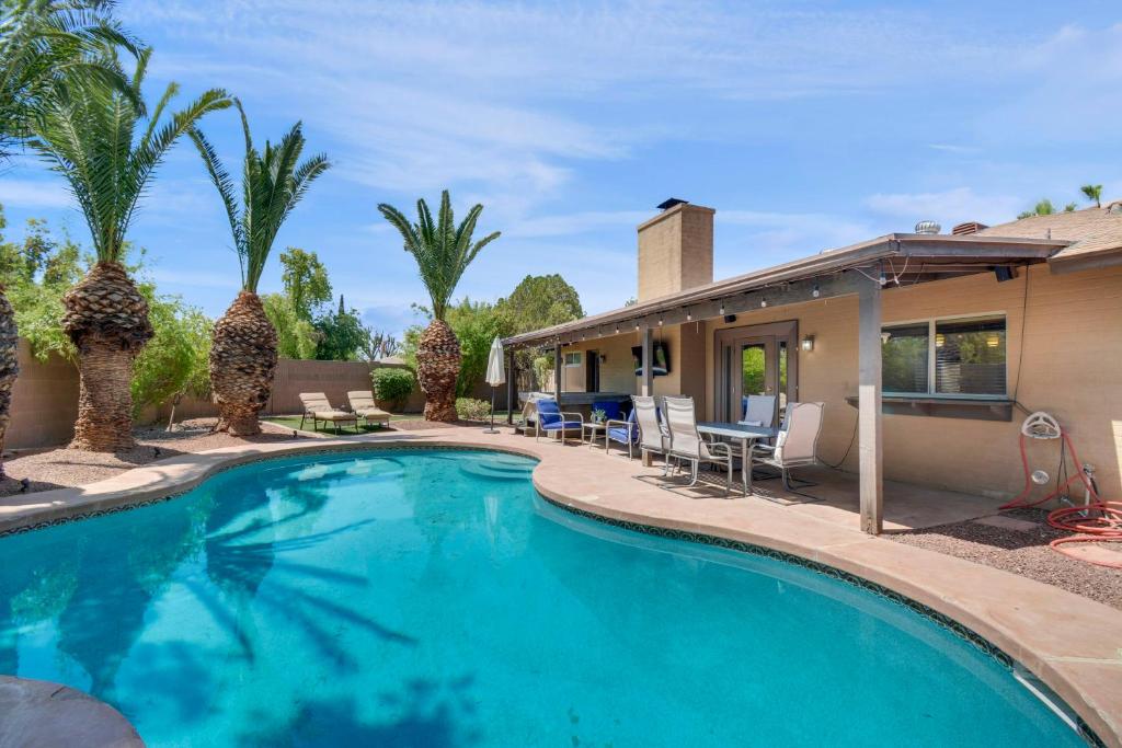 4 bdr Two Master suite billiards & desert oasis pool - main image