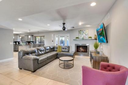 4 bdr Two Master suite billiards & desert oasis pool - image 15