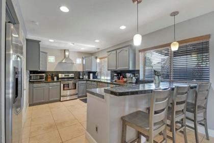4 bdr Two Master suite billiards & desert oasis pool - image 16