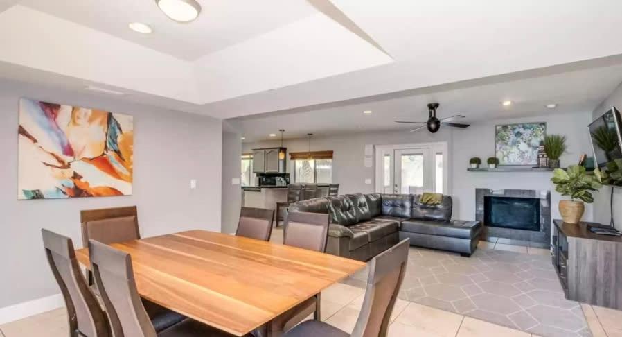 4 bdr Two Master suite billiards & desert oasis pool - image 3
