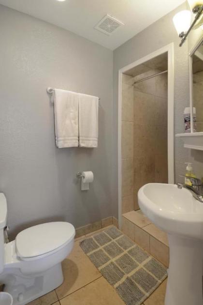 4 bdr Two Master suite billiards & desert oasis pool - image 6