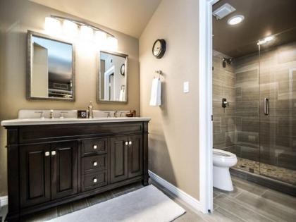 Scottsdale Village Getaway - Luxury Condo - image 14