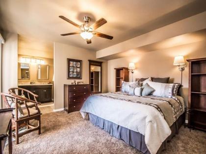 Scottsdale Village Getaway - Luxury Condo - image 2