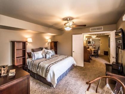 Scottsdale Village Getaway - Luxury Condo - image 3