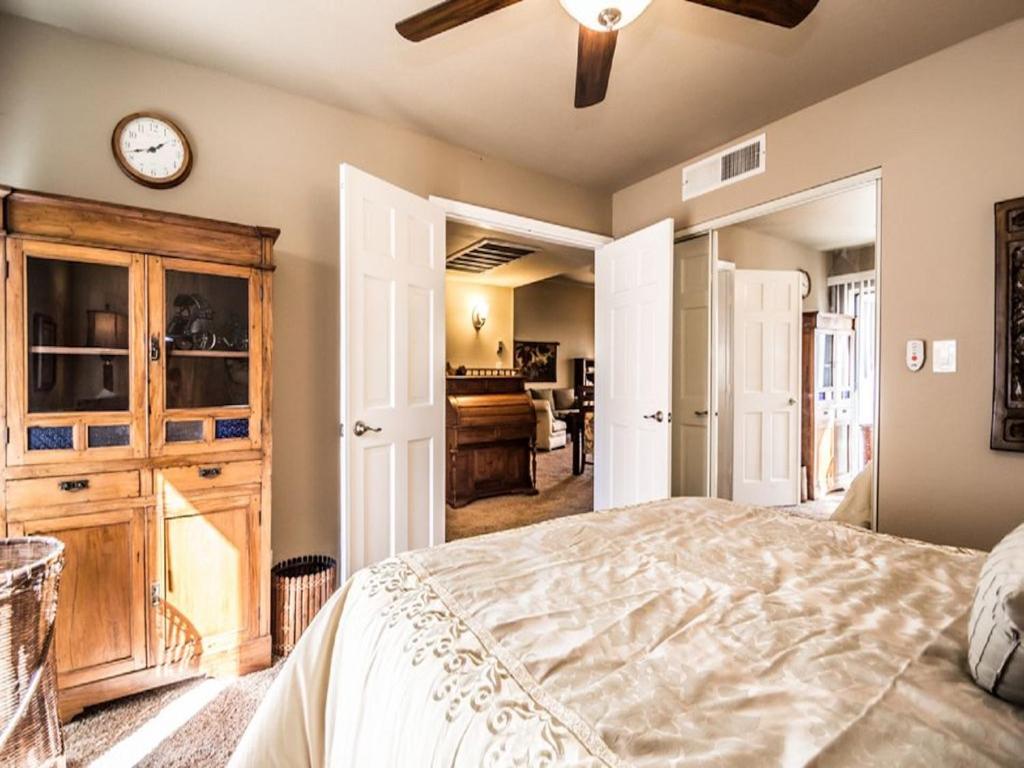 Scottsdale Village Getaway - Luxury Condo - image 4