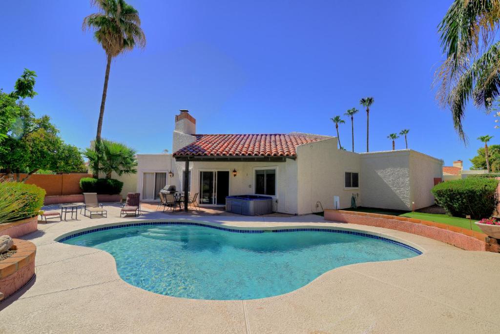Super Private Backyard with Putting Green Private Pool & Spa - main image