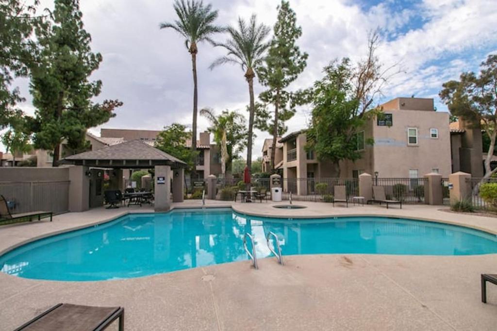 North Scottsdale Poolside 2 Bdrm Condo - image 6