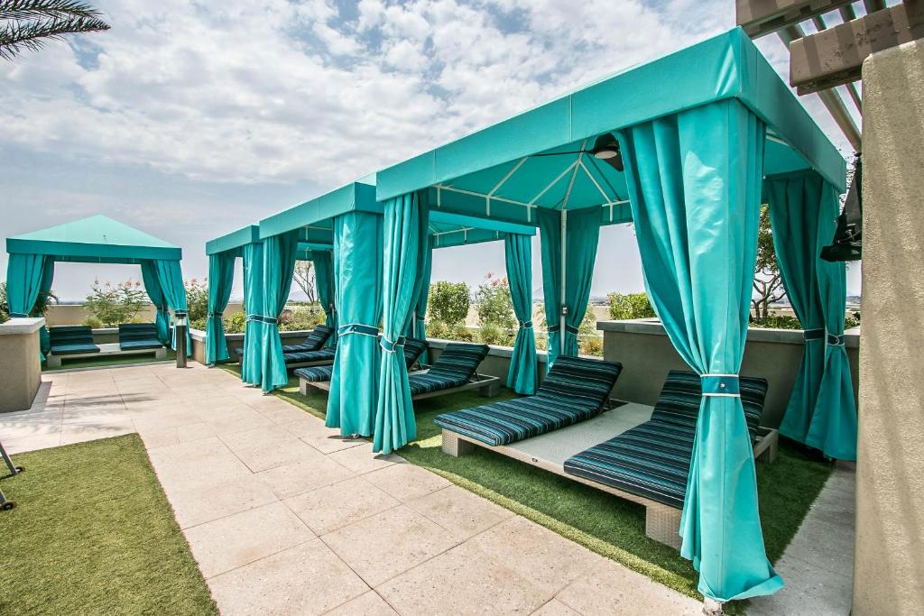 Rooftop Pool~Views~King Beds~Close to shops/Dining(C1131) - main image