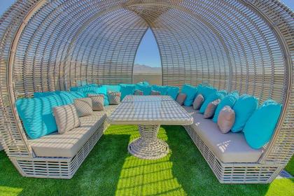 Rooftop Pool~Views~King Beds~Close to shops/Dining(C1131) - image 18