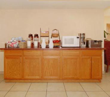 American Inn-Sealy - image 4