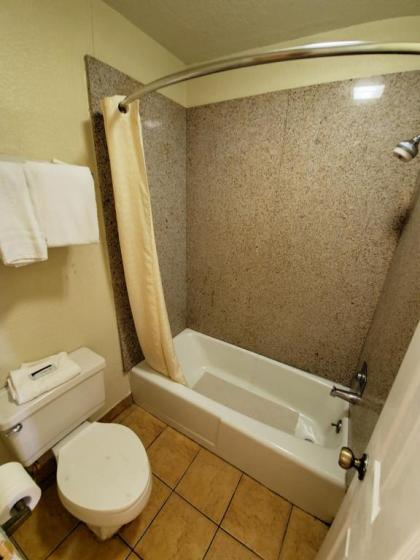 Countryside Inn Sealy - image 11