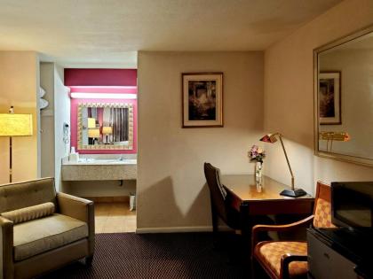 Countryside Inn Sealy - image 4