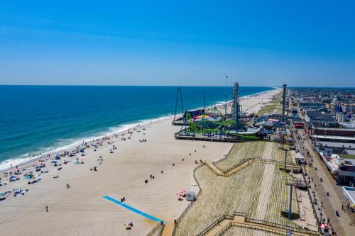 Boardwalk Hotel Charlee & Apartments Beach Hotel Oceanfront - main image
