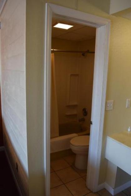 Dry Dock Motel - image 5