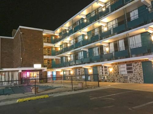 Skyview Manor Motel - image 3
