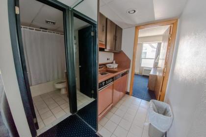 Windjammer Motor Inn - image 8