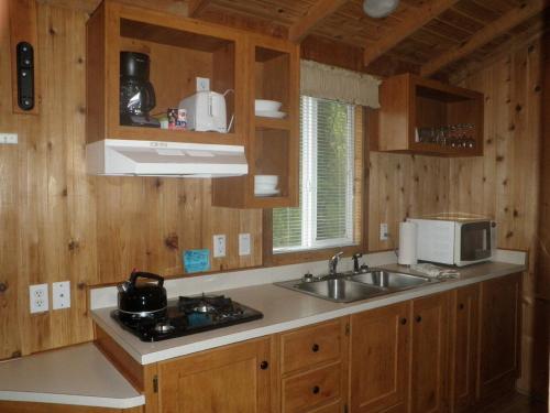 Seaside Camping Resort One-Bedroom Cabin 6 - image 3