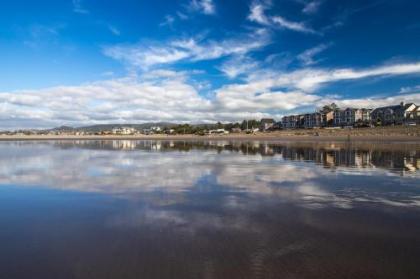 Lighthouse By The Cove - image 3