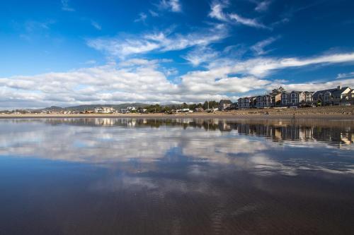 Lighthouse By The Cove - image 3
