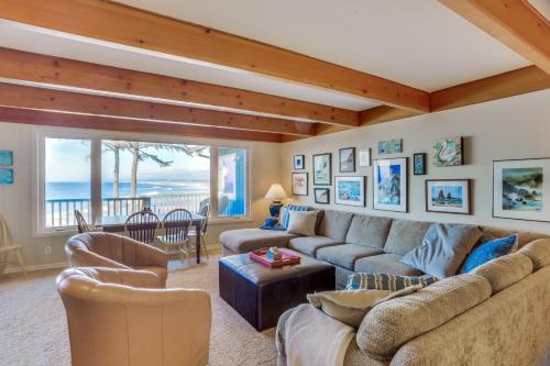 Spectacular Seaside Surf-View Home - image 5