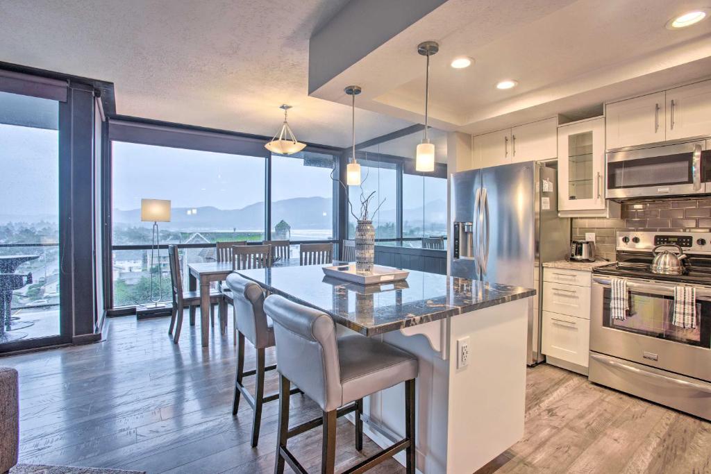 Seaside Condo with Pool Balcony and Beach Access - main image