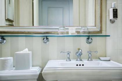 Mayflower Park Hotel - image 3