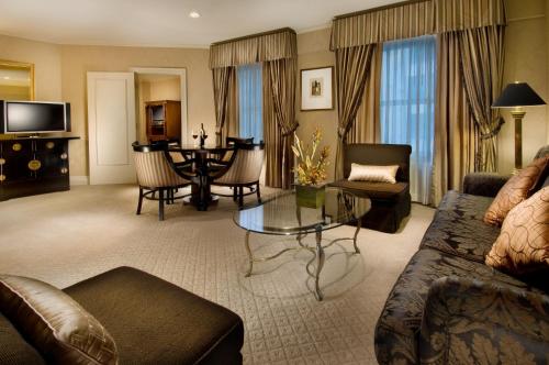 Mayflower Park Hotel - image 5