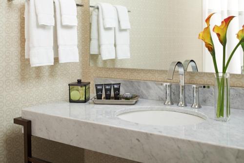 Kimpton Hotel Vintage Seattle an IHG Hotel - image 2