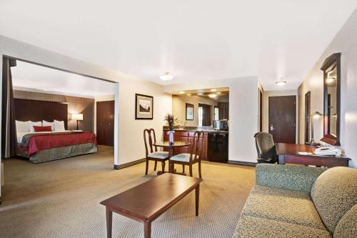 Ramada by Wyndham Tukwila Southcenter - image 2