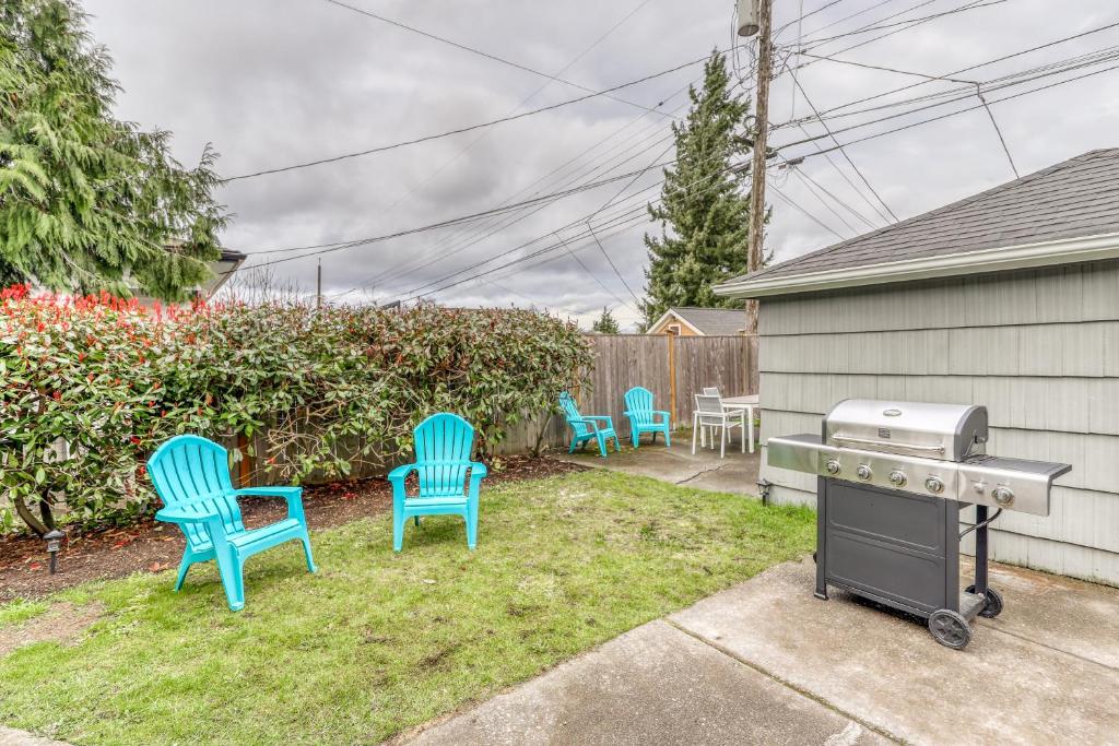 Sunny Green Lake Getaway - main image