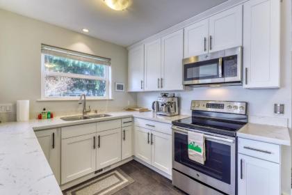 Sunny Green Lake Getaway - image 8
