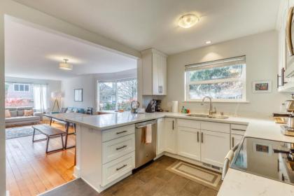 Sunny Green Lake Getaway - image 9