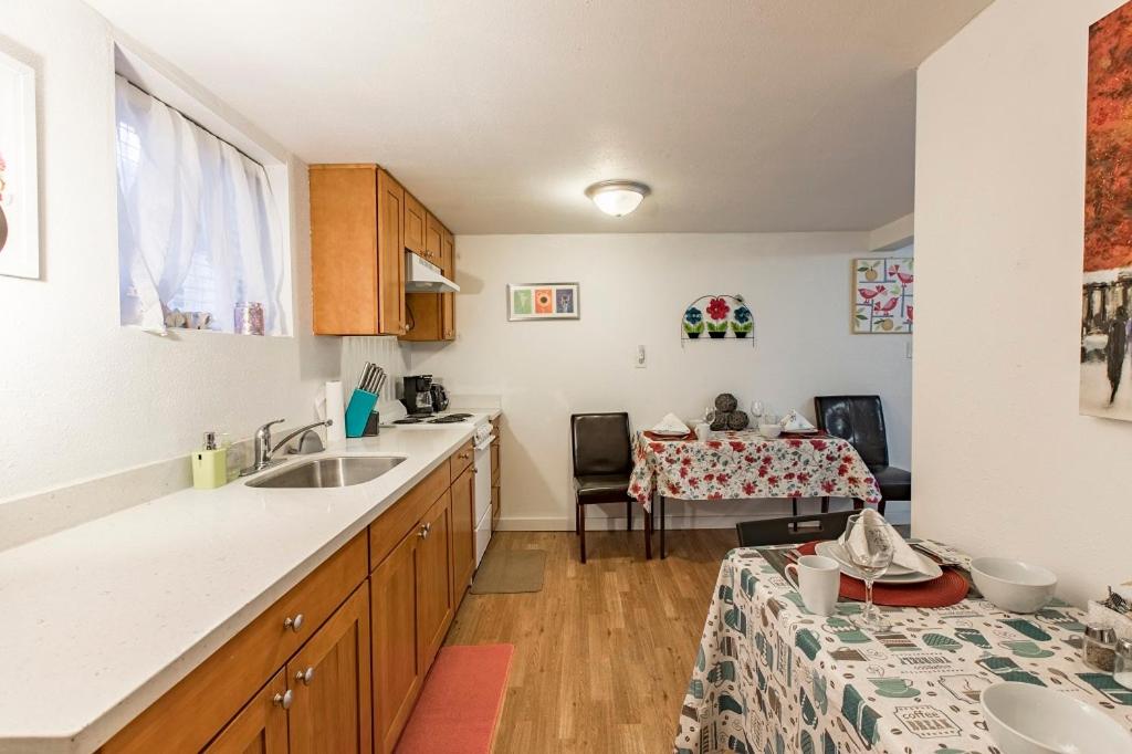 Seattle Urban Village- Unit B- Lago Vista- Lake Union- Sleeps 6 - main image