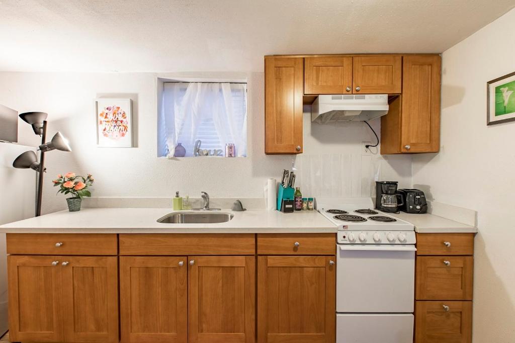 Seattle Urban Village- Unit B- Lago Vista- Lake Union- Sleeps 6 - image 4