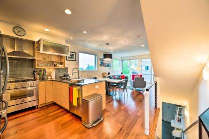 Urban Seattle Retreat with Rooftop Deck and Views - image 5