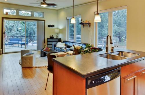 Sleek Modern Sedona Home with Rock Views and Hot Tub! - image 4