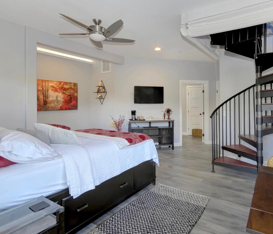 Cathedral Casita where indulgence meets peace and tranquility! - image 2