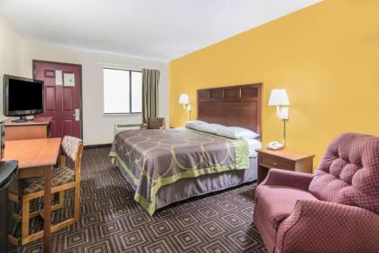 Super 8 by Wyndham Seguin - image 10