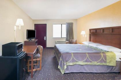 Super 8 by Wyndham Seguin - image 11