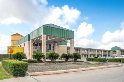 Super 8 by Wyndham Seguin - image 2
