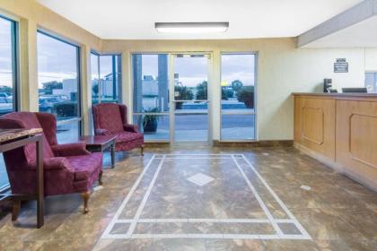Super 8 by Wyndham Seguin - image 3