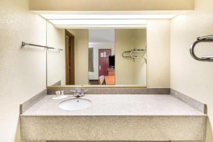 Super 8 by Wyndham Seguin - image 6