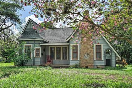 Adorable Cottage Smart TVs Kitchen 1 Mi to Dtwn