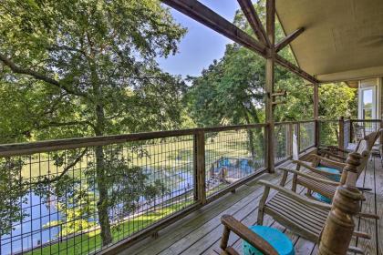 Sunny Seguin Retreat with Canoes on Guadalupe River Seguin