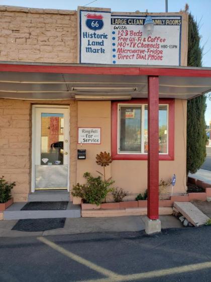 Deluxe Inn - image 11