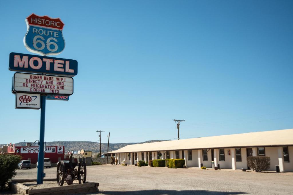Historic Route 66 Motel - image 2