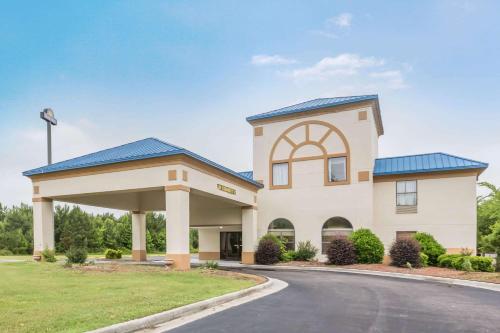 Days Inn by Wyndham Selma - image 2
