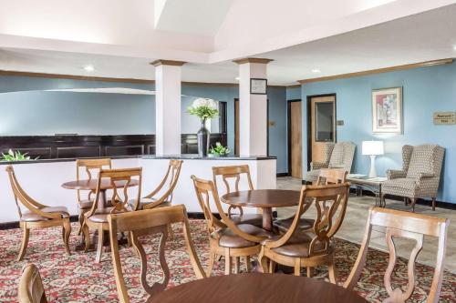 Days Inn by Wyndham Selma - image 3
